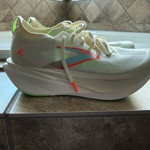 Women’s Brooks Hyperion Max 3 size 9.5. NWOT